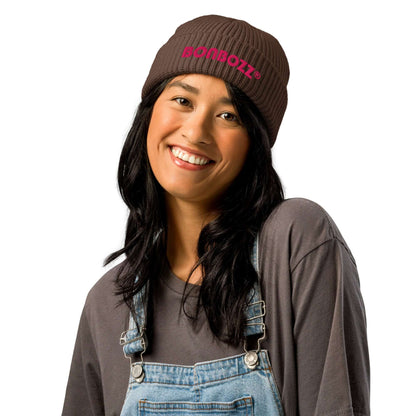 Smiling woman wearing Fischermütze N°0 beanie, showcasing trendy fisherman style with ribbed knit for warmth and versatile outfit pairing.