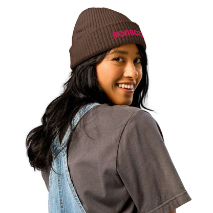 Woman wearing a brown Fischermütze N°0 beanie with a trendy, ribbed knit design for cold weather.