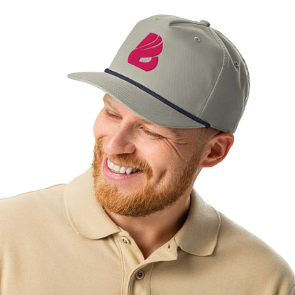 Man wearing a stylish Golfcap with structured fit and adjustable snapback, perfect for outings. Made from 70% cotton and 30% nylon.