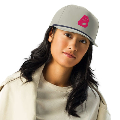 Woman wearing a stylish Golfcap with structured fit and adjustable snapback, perfect for outings, in a modern casual style.