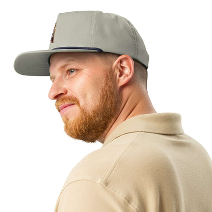 Man wearing a structured, stylish Golfcap with snapback closure in beige color, perfect for classic outings. Unisex, 70% cotton, 30% nylon.