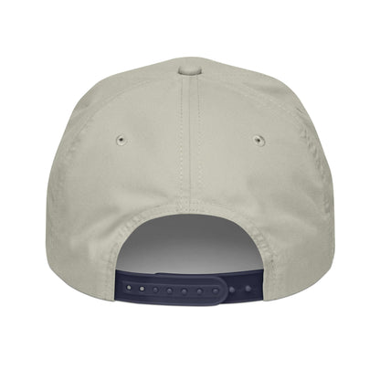 Rückansicht eines beigen Golfcaps mit verstellbarem Snapback-Verschluss für klassischen Stil. 70% Baumwolle, 30% Nylon.