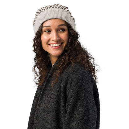 Woman wearing a Gestrickte Mütze, soft and lightweight knit hat, perfect for everyday wear in cooler weather.
