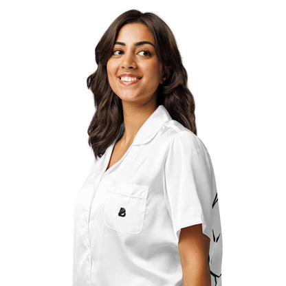 Model trägt ein kurzärmeliges Pyjama-Oberteil für Damen aus Satin, perfekt für Nachtwäsche und Loungewear.