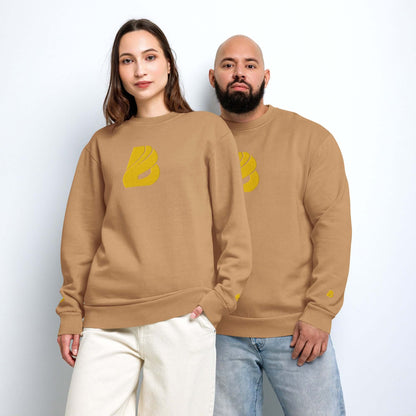 Two models wearing Urbaner Pullover, showcasing oversized fit and heavy fabric, ideal for streetwear with ribbed cuffs and round neck.