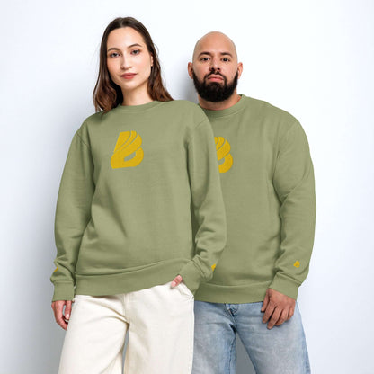 Models wearing oversized Urbaner Pullover in green with yellow logo, showcasing streetwear style and comfort. Ideal for casual looks.