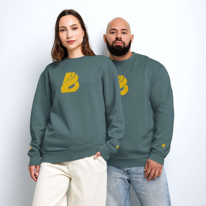Urbaner Pullover in Oversized-Fit, zwei Modelle posieren in grauem Sweatshirt mit Logo, ideal für modernen Streetwear-Look.
