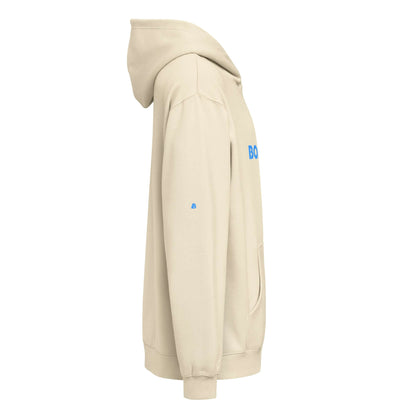 Seitliche Ansicht des Boxy-Hoodie für Herren in Beige, aus weichem 3-End-Fleece mit Oversized-Passform und tief angesetzten Schultern.