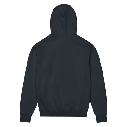 Rückseite eines Boxy-Hoodie für Herren in Carbon Grey, Kapuzenpullover mit tief angesetzten Schultern und überlappendem Halsausschnitt.
