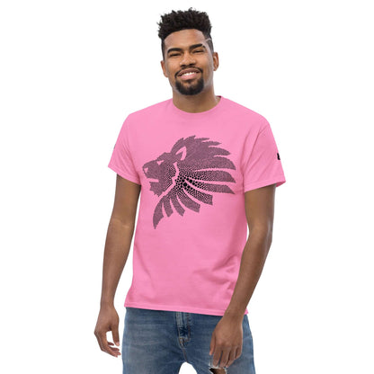Mann trägt klassisches Herren-T-Shirt N°1 in Pink mit Löwenmotiv, 100 % Baumwolle für strukturierten Look, ideal für Lagenlooks.