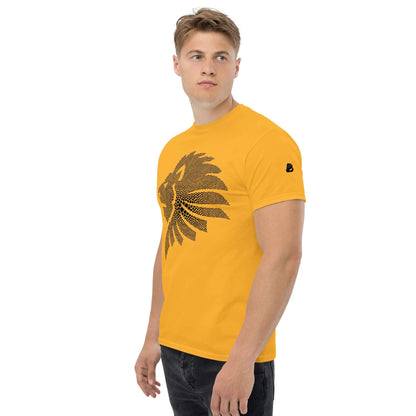 Mann trägt Klassisches Herren-T-Shirt N°1 aus 100 % Baumwolle in Gelb mit grafischem Löwendesign.