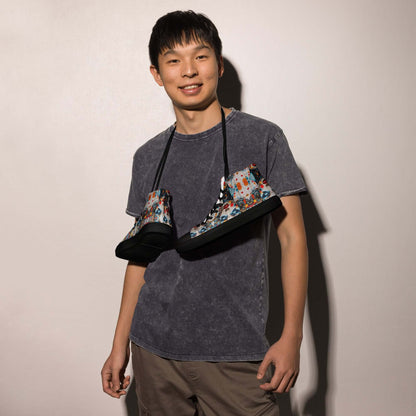 Young man wearing colorful High-Top Leinenschuhe für Herren N°9 around his neck, smiling against a plain background.