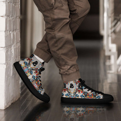 Mann trägt High-Top Leinenschuhe für Herren N°9 mit buntem Design, Kreuzstichmuster auf Canvas-Obermaterial, gepolsterter Kragen.