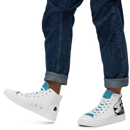 Mann trägt High-Top Leinenschuhe für Herren N°5, weiße Sneakers mit blauer Zunge, Gummisohle und Kunstleder-Zehenkappe