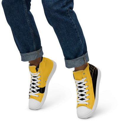 Person wearing High-Top Leinenschuhe für Herren N°8, yellow and black design, paired with jeans, showcasing trendy style.