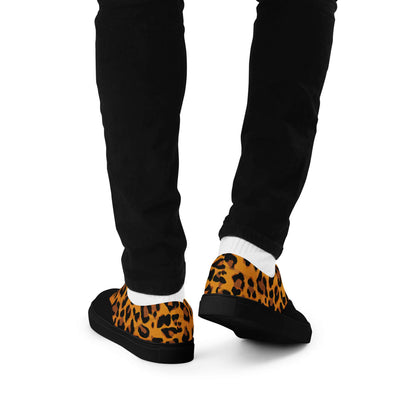 Herren-Canvas-Schuhe mit Leopardenmuster und gepolsterter Innensohle, getragen von Person in schwarzen Hosen, Rückansicht