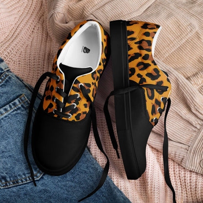 Herren-Canvas-Schuhe in Leopardenmuster auf jeans und Pullover, atmungsaktiv und vielseitig für den Alltag