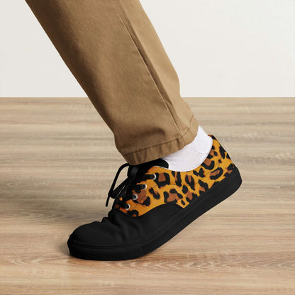 Person wearing Herren-Canvas-Schuhe with leopard print pattern on wooden floor, featuring breathable lining and rubber sole.