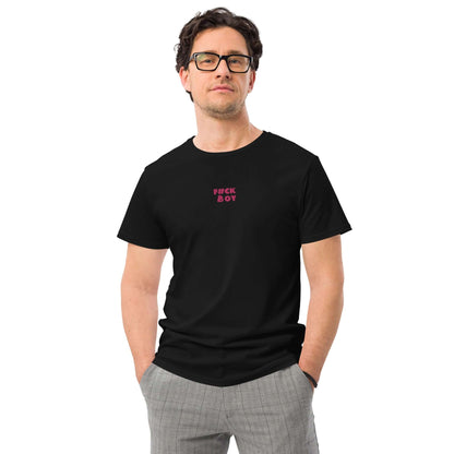 Mann trägt Herren-T-Shirt aus Premium-Baumwolle N°2 in Schwarz, klassischer Regular Fit, ideal für modische und legere Outfits.