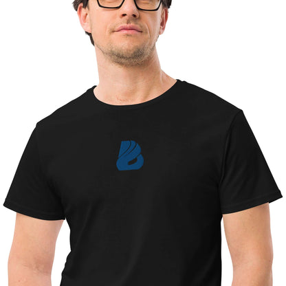 Mann trägt Herren-T-Shirt aus Premium-Baumwolle N°3 in Schwarz mit blauem Logo, luxuriös und widerstandsfähig, klassische normale Passform.