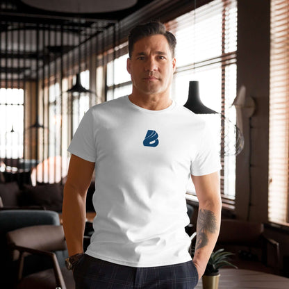 Mann trägt Herren-T-Shirt aus Premium-Baumwolle N°3 in modernem Raum