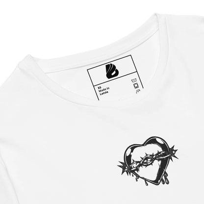 Herren-T-Shirt aus Premium-Baumwolle N°4 mit Herz-Muster und Etikett "XS Made in Latvia" zeigen, klassische normale Passform.