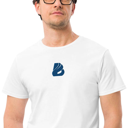 Mann trägt Herren-T-Shirt aus Premium-Baumwolle N°3 mit Logo auf der Vorderseite, elegant und lässig kombinierbar.