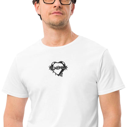 Mann in Herren-T-Shirt aus Premium-Baumwolle N°4 mit Herzdesign, ideal für elegante oder legere Outfits.