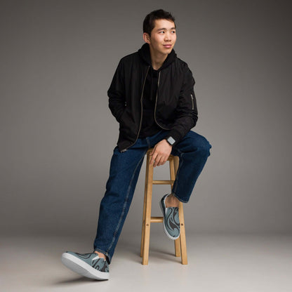 Model wearing Herren-Canvas-Slipper N°2, featuring lightweight design and comfort with EVA rubber sole and removable soft insoles.