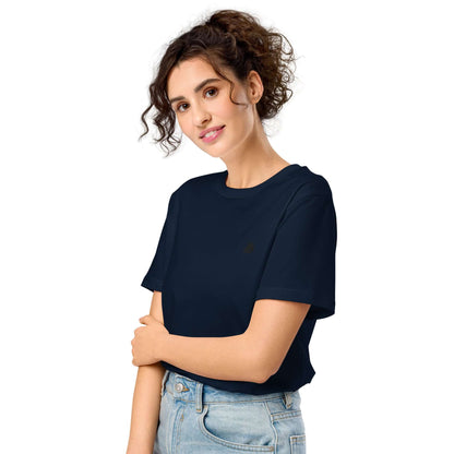 Woman wearing Mittelschweres Unisex Bio-T-Shirt in navy blue, made from 100% organic cotton, showcasing eco-friendly fashion.