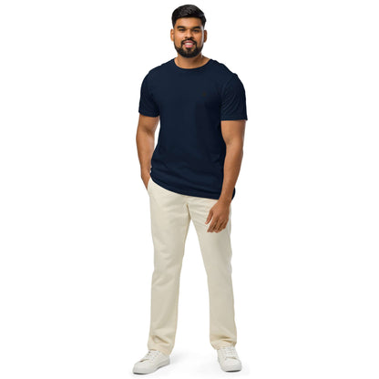Person wearing Mittelschweres Unisex Bio-T-Shirt made of 100% organic cotton in navy blue