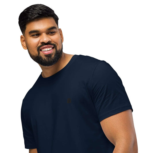 Mann trägt ein dunkelblaues, biologisches Unisex T-Shirt aus 100 % Bio-Baumwolle, lächelnd und modisch.