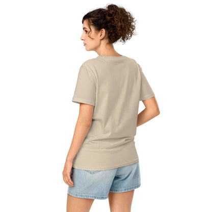 Model wearing Mittelschweres Unisex Bio-T-Shirt, showcasing eco-friendly design and fit.