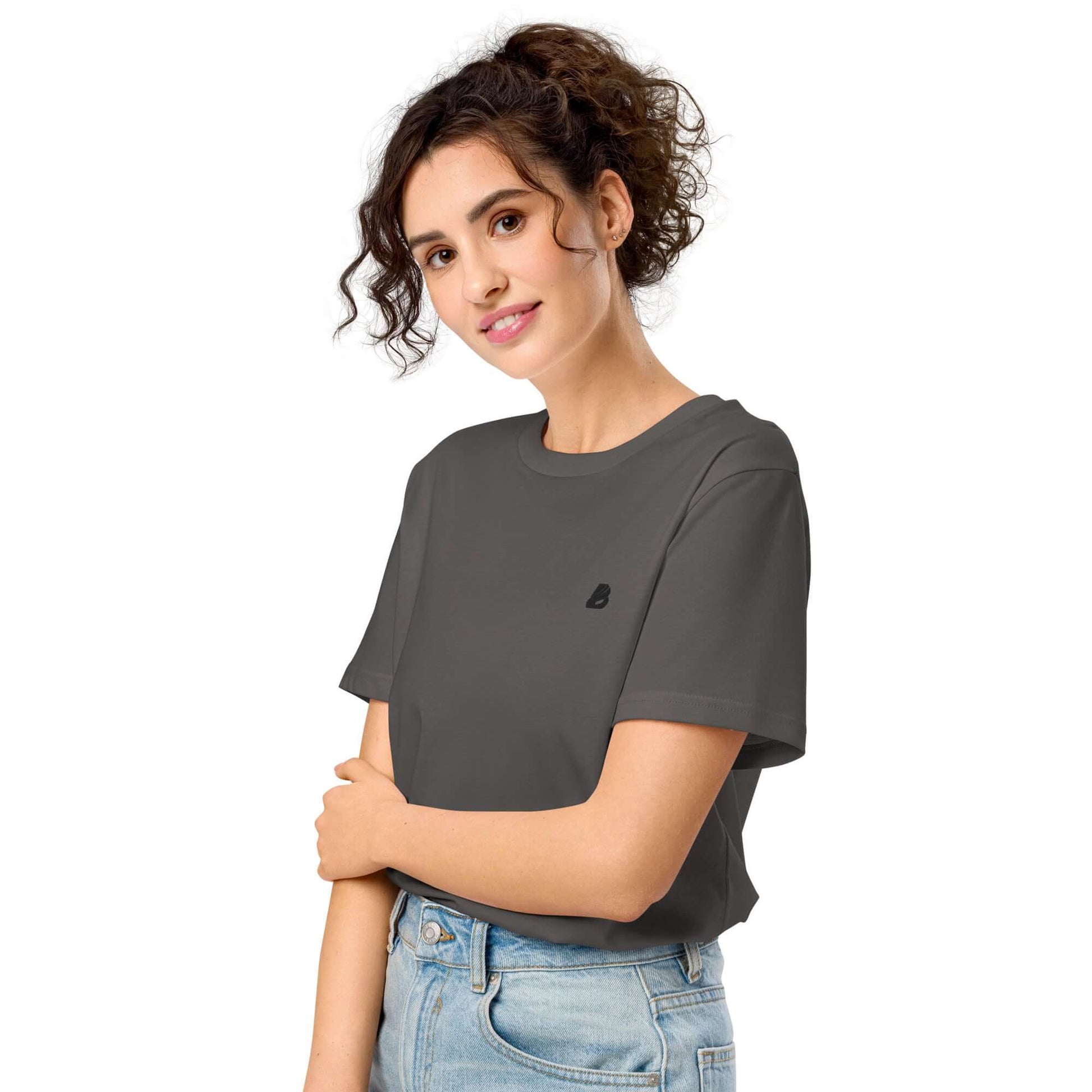 Dame trägt ein mittler schweres unisex Bio-T-Shirt in Grau, umweltfreundlich aus 100 % Bio-Baumwolle.