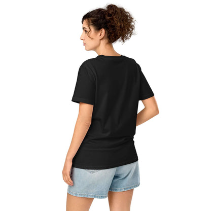 Woman wearing a black Mittelschweres Unisex Bio-T-Shirt made from 100% organic cotton, perfect for sustainable fashion lovers.