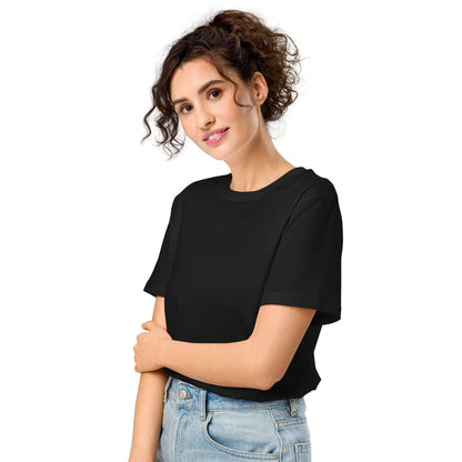 Person wearing a black Mittelschweres Unisex Bio-T-Shirt, made of 100% organic cotton, with a classic fit and eco-friendly design.