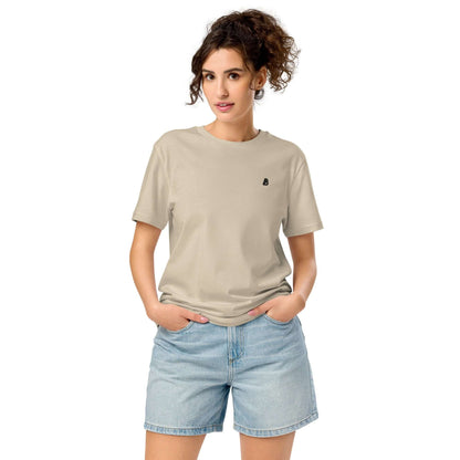 Woman wearing Mittelschweres Unisex Bio-T-Shirt, beige color, casual fit, made of 100% organic cotton, ideal for transitional seasons.