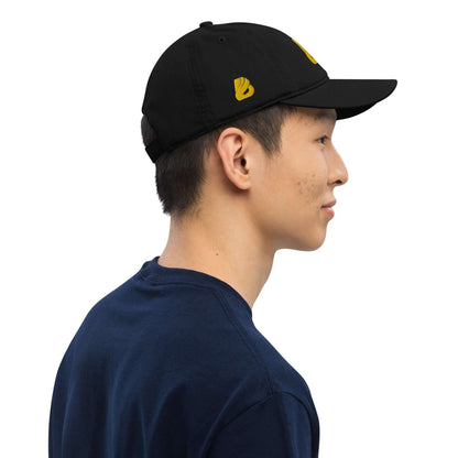 Side view of a person wearing the Bio-Dad Hat N°1, made from 100% organic cotton, showcasing eco-friendly and sustainable fashion.