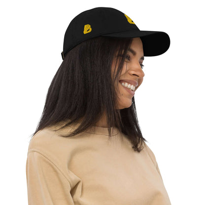 Woman wearing Bio-Dad Hat N°1 in black, made from 100% organic cotton.