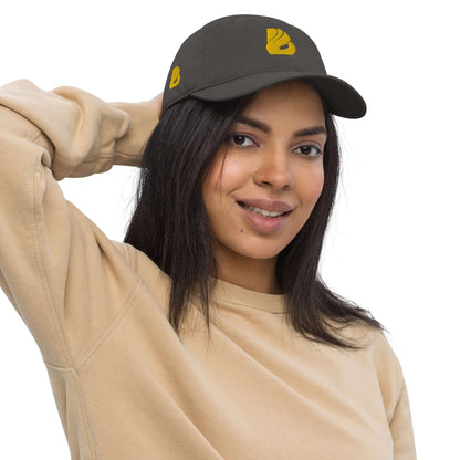 Alt Tag: Woman wearing Bio-Dad Hat N°1 made from 100% organic cotton, showcasing sustainable fashion.