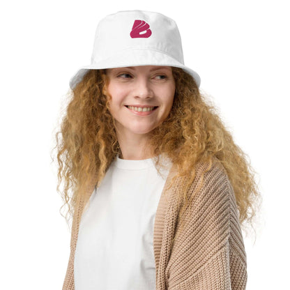 Woman wearing Fischerhut aus Bio-Baumwoll-Twill N°0 with logo, stylish and eco-friendly cotton twill bucket hat, one size