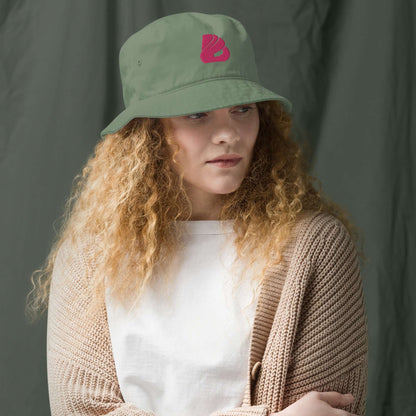 Woman wearing Fischerhut aus Bio-Baumwoll-Twill N°0, showcasing eco-friendly and breathable design, made from 100% cotton.