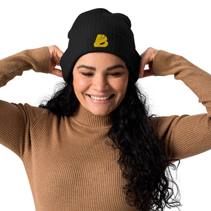 Smiling person wearing Gerippte Bio-Beanie N°1, a stylish ribbed hat made from 100% organic cotton, showcasing eco-friendly fashion.