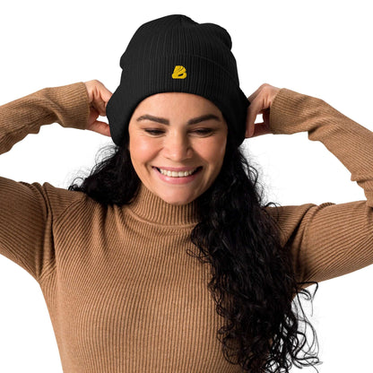 Woman wearing a black Gerippte Bio-Beanie with ribbed design made from organic cotton.