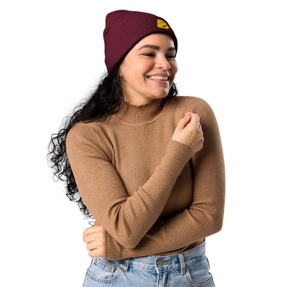 Woman wearing Gerippte Bio-Beanie N°1 in burgundy, showcasing organic ribbed cotton beanie with style and comfort.