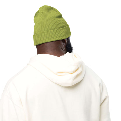 Rückansicht eines Mannes in weißem Hoodie, der eine grüne Gerippte Bio-Beanie aus Bio-Baumwolle trägt.