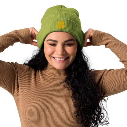 Woman wearing green Gerippte Bio-Beanie N°1 made from organic cotton, showcasing stylish and eco-friendly design.