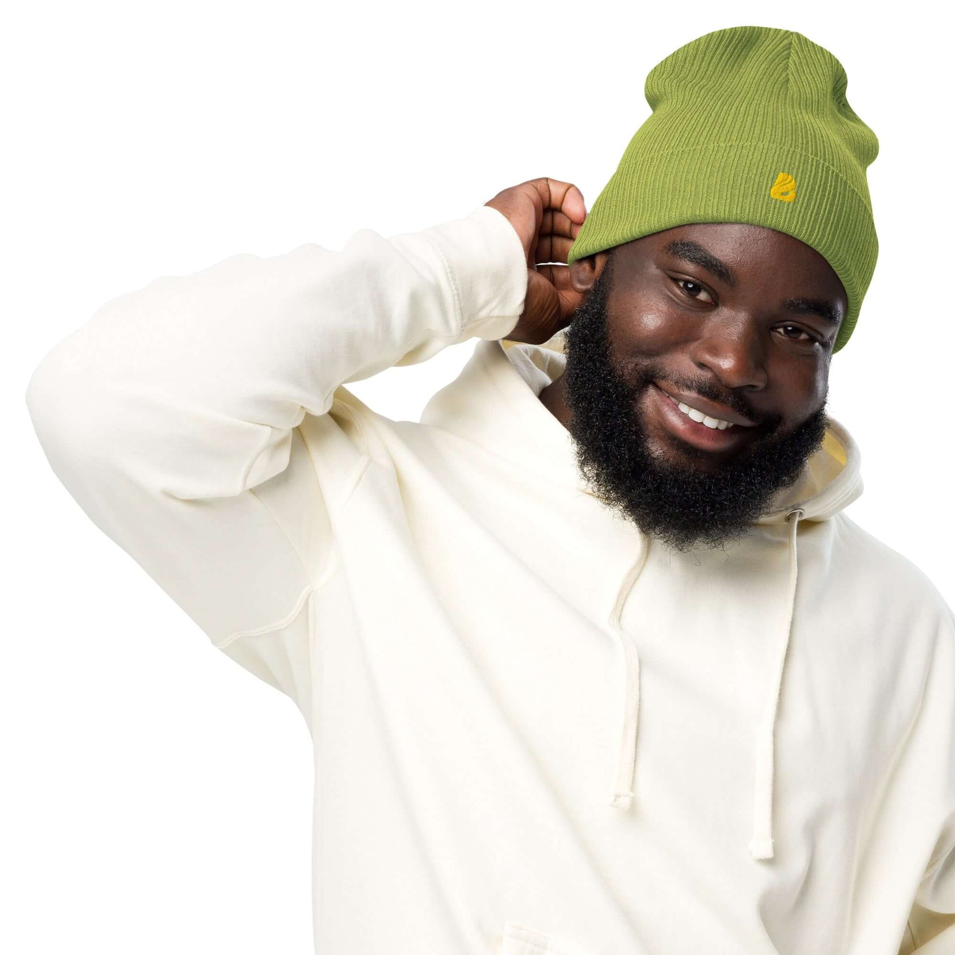 Person wearing a Gerippte Bio-Beanie in green, made from organic cotton, showcasing ribbed cuffs and stylish, eco-friendly design.