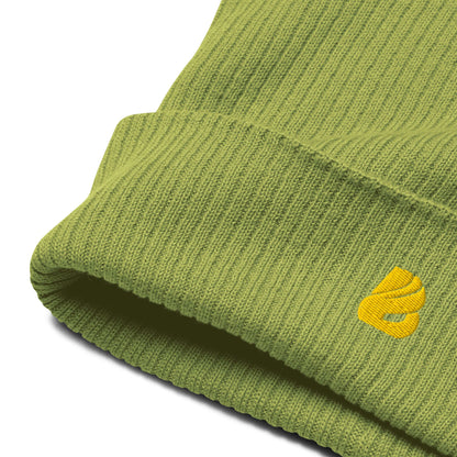Gerippte Bio-Beanie aus 100% Bio-Baumwolle in Olivgrün mit gestricktem Rippbündchen und gelbem Logodetail, nachhaltig und stylisch.