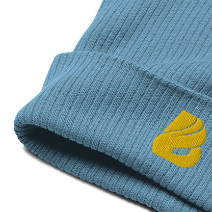 Close-up of Gerippte Bio-Beanie N°1 made from organic cotton, featuring a ribbed design and a small yellow logo.